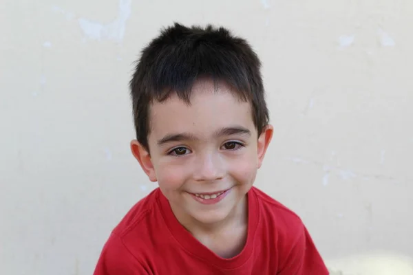 Nahaufnahme Porträt Eines Kleinen Jungen Rotem Shirt Isoliert Auf Weiß — Stockfoto