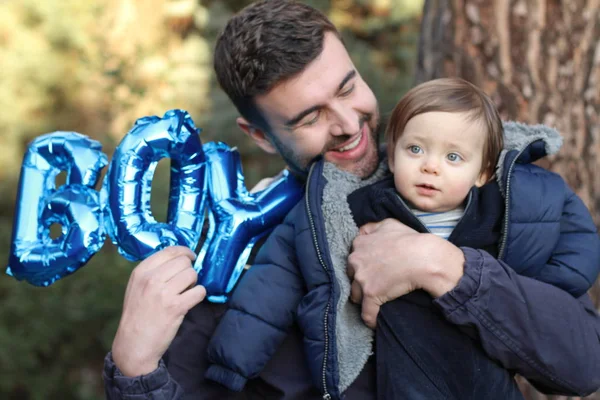 Papá Jugando Con Bebé Año Sosteniendo Globo — Foto de Stock