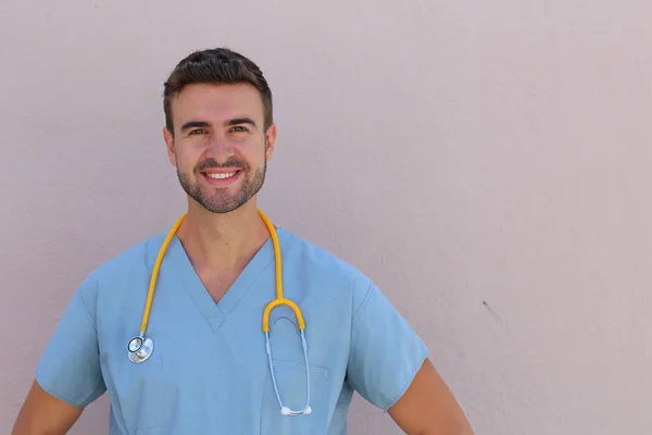 若いです男性看護師の肖像ともにコピースペース笑顔 — ストック写真