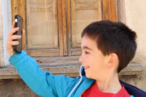 Odkryty Portret Słodkie Dziecko Chłopiec Selfie Zewnątrz Telefon — Zdjęcie stockowe