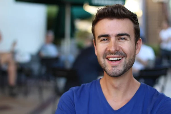 Bonito Jovem Étnico Masculino Sorrindo Livre — Fotografia de Stock