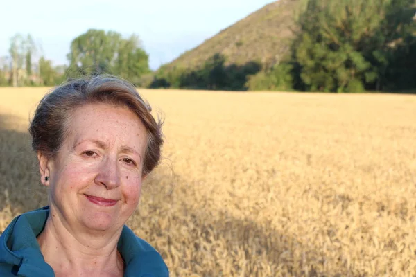 Vrije Vrouw Genietend Van Zonsondergang Vrijheid Sereniteit Concept Met Volwassen — Stockfoto