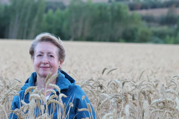 Vrije Vrouw Genietend Van Zonsondergang Vrijheid Sereniteit Concept Met Volwassen — Stockfoto