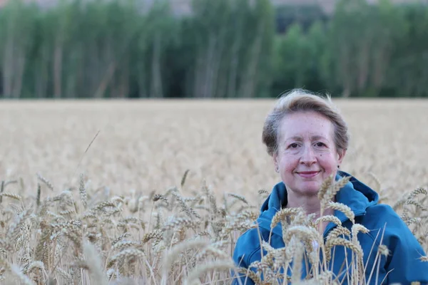 Vrije Vrouw Genietend Van Zonsondergang Vrijheid Sereniteit Concept Met Volwassen — Stockfoto