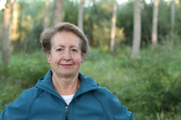 Mulher Sênior Feliz Com Mãos Torno Cintura Caminhadas Floresta — Fotografia de Stock