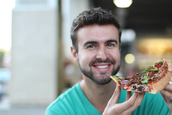 Potret Tertutup Pemuda Tampan Yang Makan Sepotong Pizza — Stok Foto