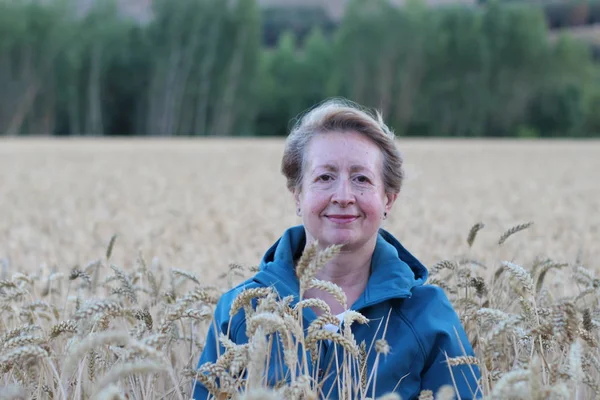 Vrije Vrouw Genietend Van Zonsondergang Vrijheid Sereniteit Concept Met Volwassen — Stockfoto