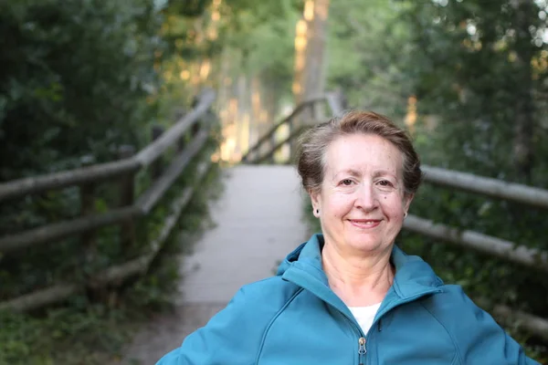 Gelukkig Senior Vrouw Met Handen Rond Taille Wandelen Het Bos — Stockfoto