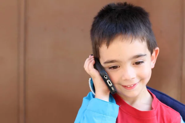 Портрет Милого Мальчика Разговаривающего Телефону Улице — стоковое фото