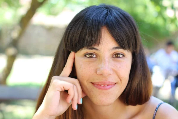 Portret Van Schoonheid Brunette Vrouw Zitten Cafe Zomer Park Wazig — Stockfoto