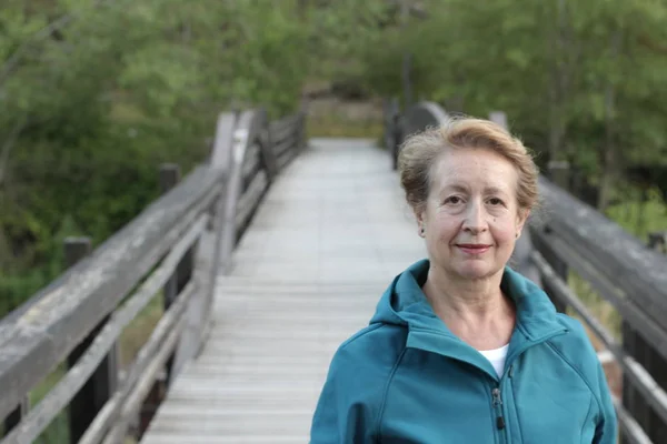 Gelukkig Senior Vrouw Met Handen Rond Taille Wandelen Het Bos — Stockfoto