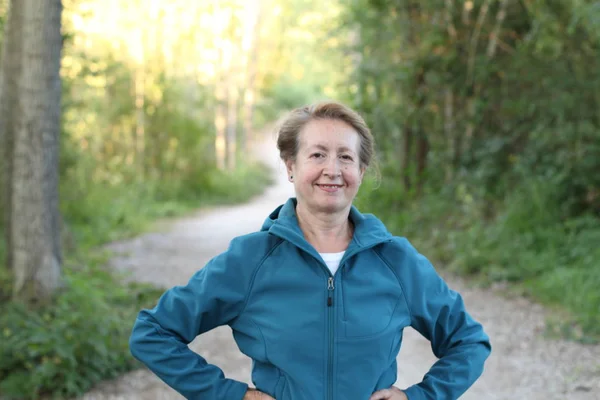 Mulher Sênior Feliz Com Mãos Torno Cintura Caminhadas Floresta — Fotografia de Stock