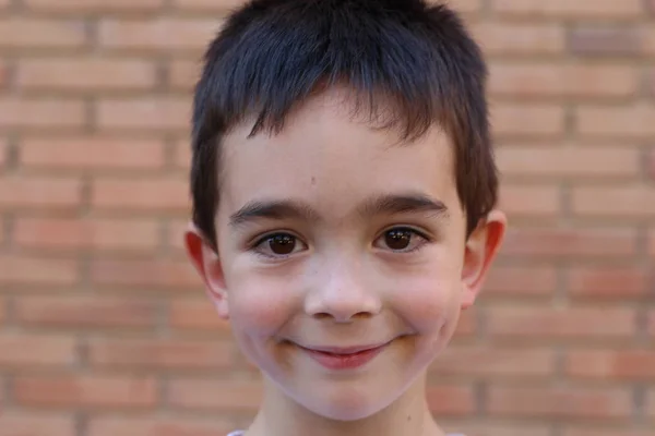 Портрет Милого Мальчика Стоящего Фоне Кирпичной Стены — стоковое фото