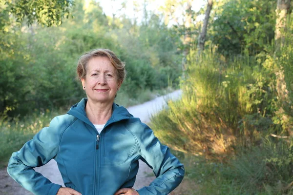 Mulher Sênior Feliz Com Mãos Torno Cintura Caminhadas Floresta — Fotografia de Stock