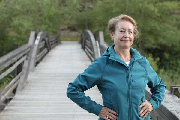 Gelukkig Senior Vrouw Met Handen Rond Taille Wandelen Het Bos — Stockfoto