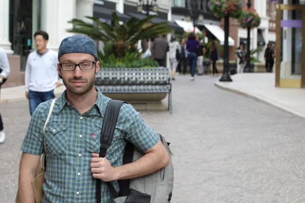 Foto Aire Libre Hombre Sombrero Gafas Caminando Por Ciudad Ocupada — Foto de Stock