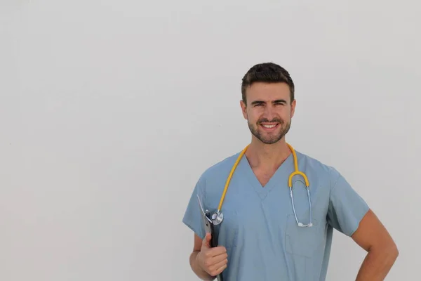 Portret Van Jonge Mannelijke Verpleegster Met Stethoscoop Glimlachend Met Kopieerruimte — Stockfoto