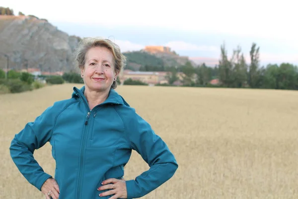 Donna Libera Godendo Del Tramonto Della Natura Concetto Libertà Serenità — Foto Stock