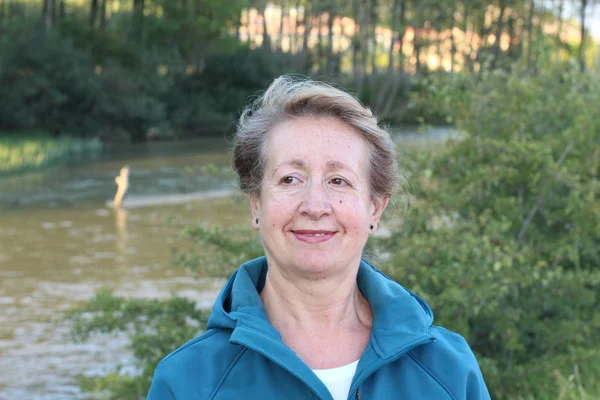 Retrato Senhora Mais Velha Parque — Fotografia de Stock