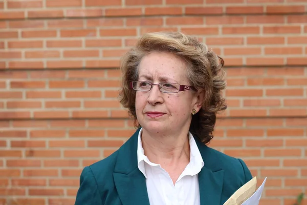 Retrato Atraente Mulher Negócios Madura Pendular Cidade Ocupada Segurando Pasta — Fotografia de Stock