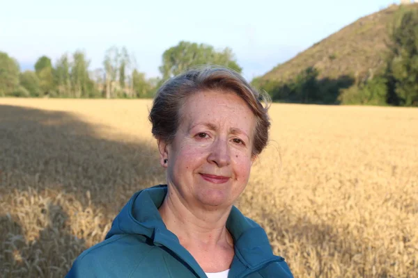 Vrije Vrouw Genietend Van Zonsondergang Vrijheid Sereniteit Concept Met Volwassen — Stockfoto