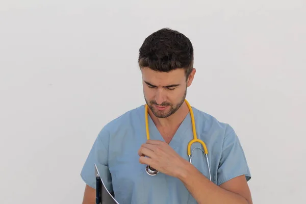 Retrato Joven Enfermero Con Estetoscopio Sonriendo Con Espacio Para Copiar —  Fotos de Stock