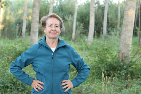 Mulher Sênior Feliz Com Mãos Torno Cintura Caminhadas Floresta — Fotografia de Stock