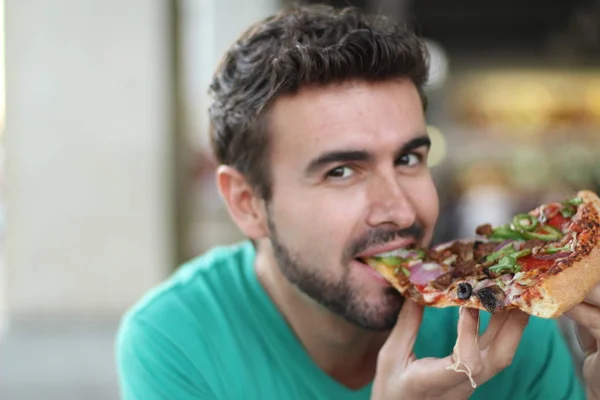 Close Portret Van Knappe Jongeman Eten Plak Pizza — Stockfoto