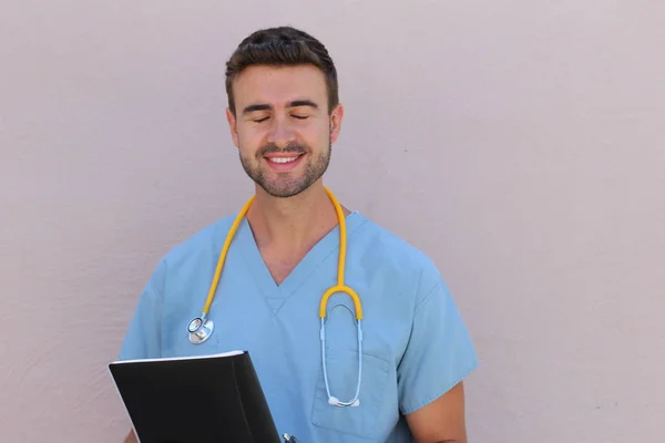 Portret Van Jonge Mannelijke Verpleegster Met Stethoscoop Glimlachend Met Kopieerruimte — Stockfoto
