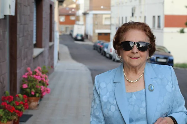Mujer Mayor Ropa Casual Gafas Sol Pie Calle Durante Día — Foto de Stock