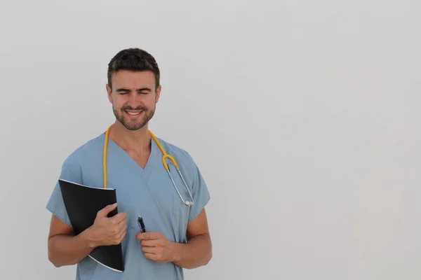 Retrato Joven Enfermero Con Estetoscopio Sonriendo Con Espacio Para Copiar —  Fotos de Stock