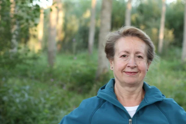 Gelukkig Senior Vrouw Met Handen Rond Taille Wandelen Het Bos — Stockfoto