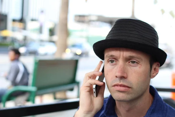 Branché Bel Homme Chapeau Parlant Téléphone Extérieur — Photo