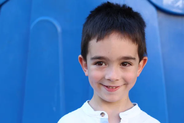 Εξωτερική Πορτρέτο Του Χαριτωμένο Παιδί Αγόρι Μπλε Φόντο — Φωτογραφία Αρχείου