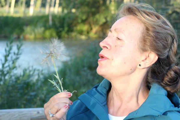 Mooie Oudere Vrouw Met Een Paardebloem — Stockfoto