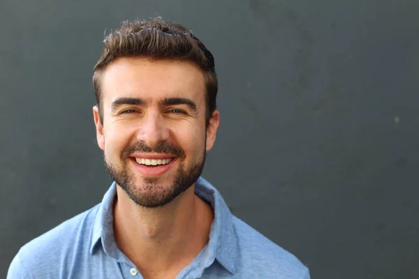 Portret Van Een Leuke Man Blauw Poloshirt Grijze Achtergrond — Stockfoto