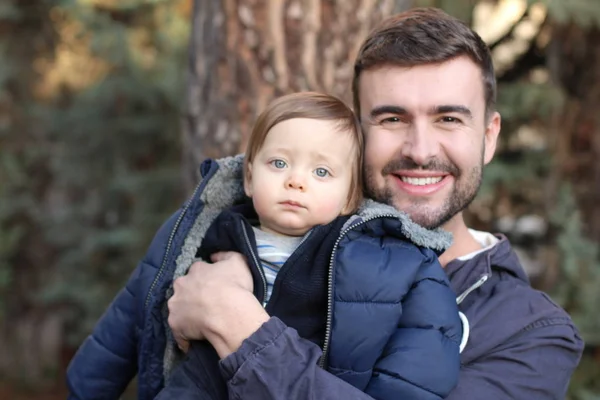 Papa Spielt Mit Seinem Einjährigen Baby — Stockfoto