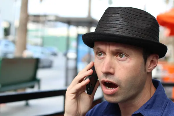 Módní Pohledný Muž Klobouku Mluví Telefonu Venku — Stock fotografie