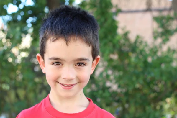 Schattig Jongetje Dat Overdag Het Park Staat — Stockfoto