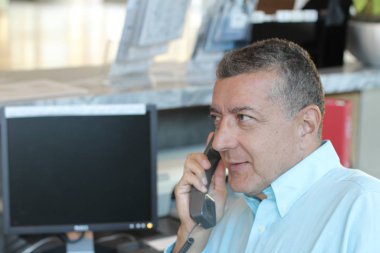 Ofisteki orta yaşlı müdürün portresi 