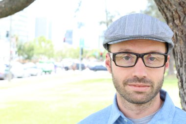 Şehre hipster görünümlü bir erkek geldi.