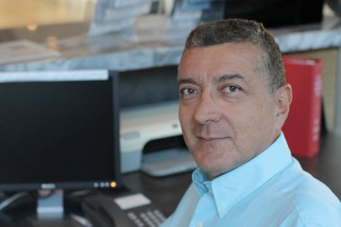 Ofisteki orta yaşlı müdürün portresi 