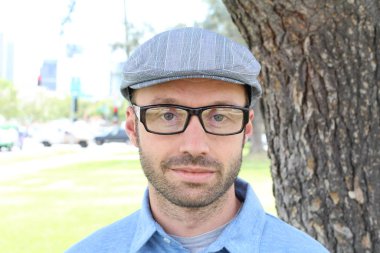 Şehre hipster görünümlü bir erkek geldi.