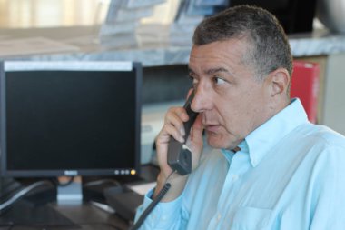 Ofisteki orta yaşlı müdürün portresi 