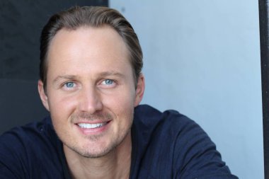 Ofiste kendine güvenen yaratıcı işadamı portresi yakın çekim