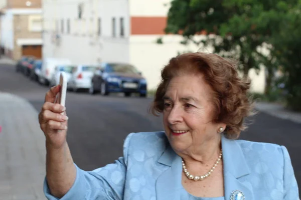 Mujer Mayor Ropa Casual Haciendo Fotos Teléfono Calle Durante Día — Foto de Stock