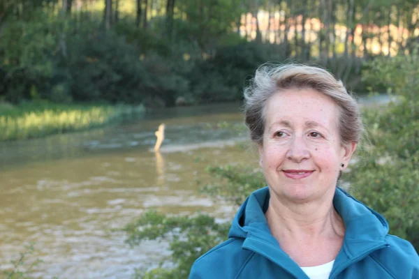 Portret Van Een Oudere Dame Het Park — Stockfoto