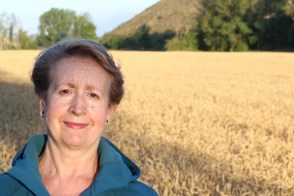 Vrije Vrouw Genietend Van Zonsondergang Vrijheid Sereniteit Concept Met Volwassen — Stockfoto