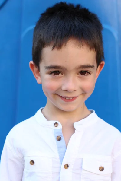 Portrait Extérieur Mignon Enfant Garçon Sur Fond Bleu — Photo