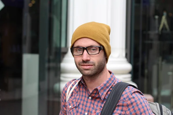 Ritratto Esterno Uomo Alla Moda Con Occhiali Cappello — Foto Stock